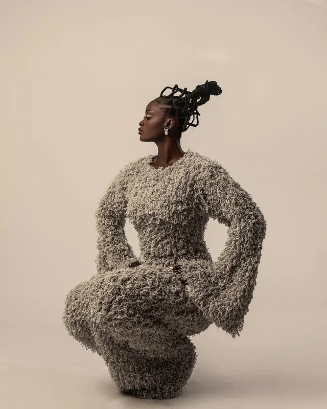Création en maille, silhouette de profil